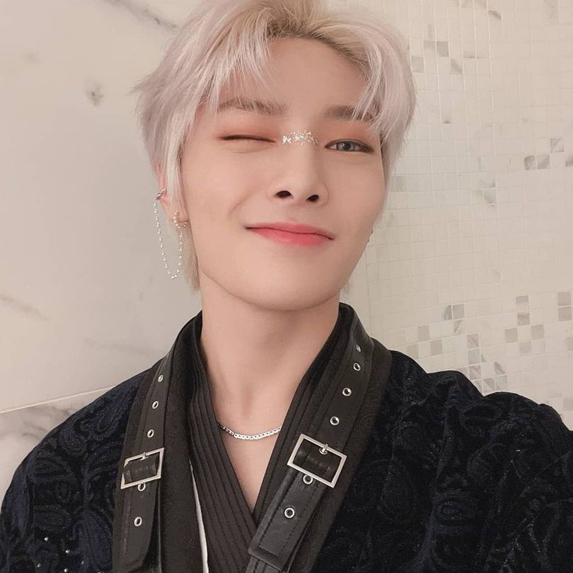 cheesebokkie's tweet photo. happy holidays from me and my twin 🦊🤍
#SSD #StaySelcaDay @Stray_Kids https://t.co/4H1k1vhnpm