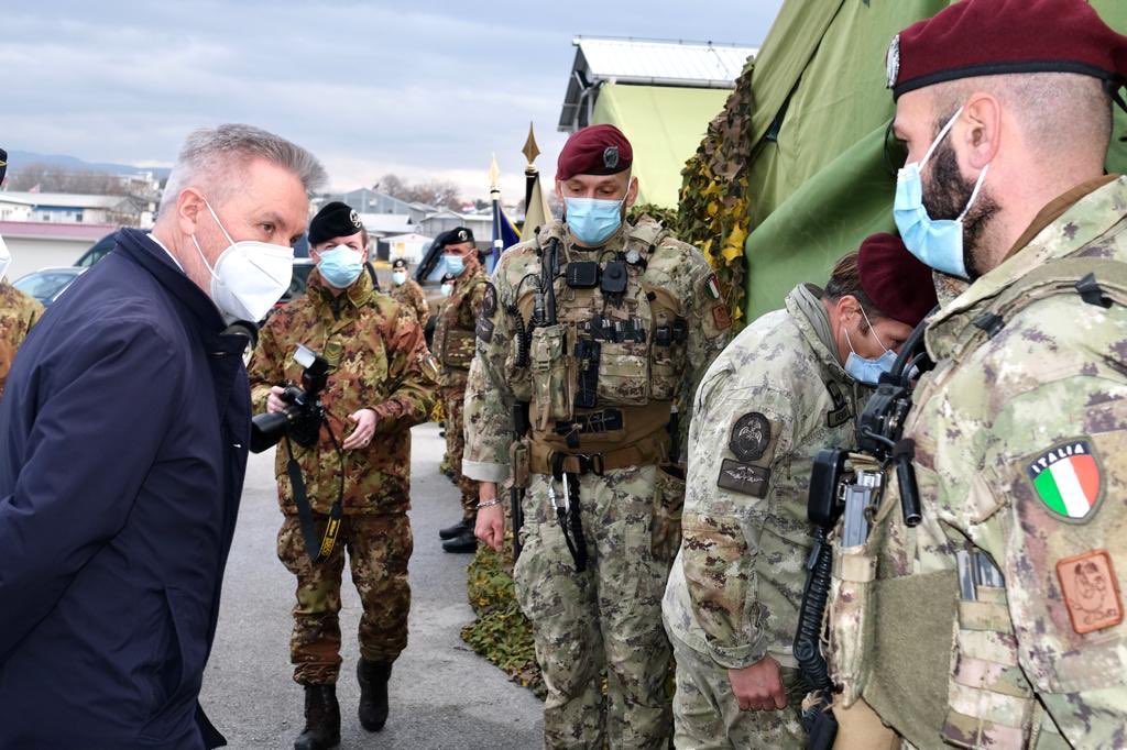 guerini_lorenzo's tweet photo. Prestate servizio con umiltà e instancabile forza: per me è un onore il giorno della Vigilia di Natale essere in #Kosovo con voi e virtualmente con i tutti i militari delle #MissioniInternazionali.
Siete così lontano ma per noi sempre vicini. Grazie da parte di tutti gli italiani https://t.co/E5df5l0YI0