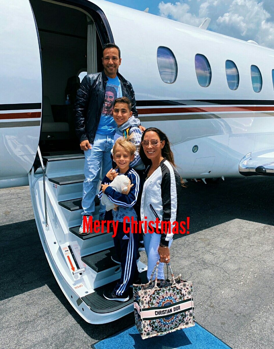 KrisztiNickBSB's tweet photo. Wish a #MerryChristmas & #HappyHolidays for the #DoroughFamily @howied #LeighDorough #JamesDorough #HoldenDorough 🎅🎄❤❤ https://t.co/5ZoFFkT3a2