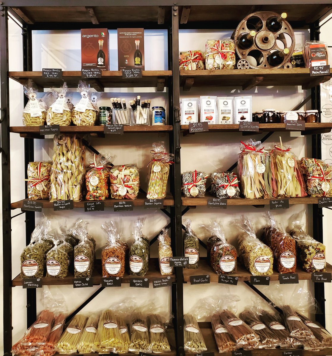 BooneOliveOil's tweet photo. We're here for your last minute holiday shopping until 4 pm! In a rush? Give us a call ahead of time or order for pickup online! https://t.co/Cu8miMnFii