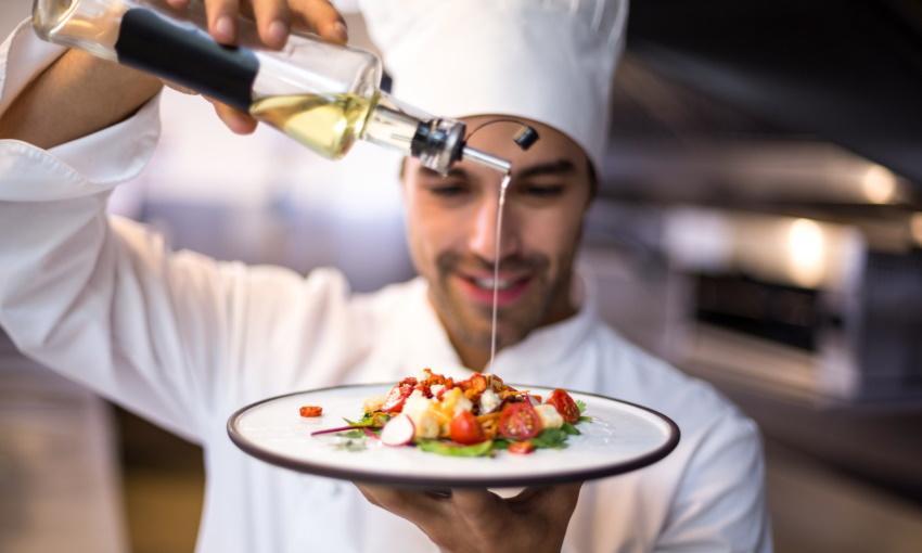 [#NoëlResponsable] 🎅
Vous faites vos courses en dernière minute pour votre repas de ce soir ? 
💆‍♀️💆‍♂️ Pas de panique !
L'<a href="/ademe/">ADEME</a> vous propose des idées recettes abordables et bonnes pour l'#environnement ! 🍽️🌍

Les recettes <a href="/BonpourleClimat/">Bon pour le Climat</a> sur #AGIR 👉agirpourlatransition.ademe.fr/particuliers/c…