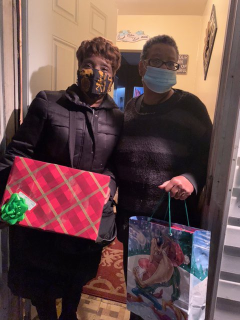GQL1996's tweet photo. #GQLinks sprinkle kindness throughout the Queens community. Masked and socially distanced, #GQLinks delivered gifts to five Queens families in need during the holidays, ensuring that the families can enjoy their Christmas/Kwanzaa Holiday.
#GreaterQueensLinks
#LinksInc #EALinks https://t.co/QEOUthHorH