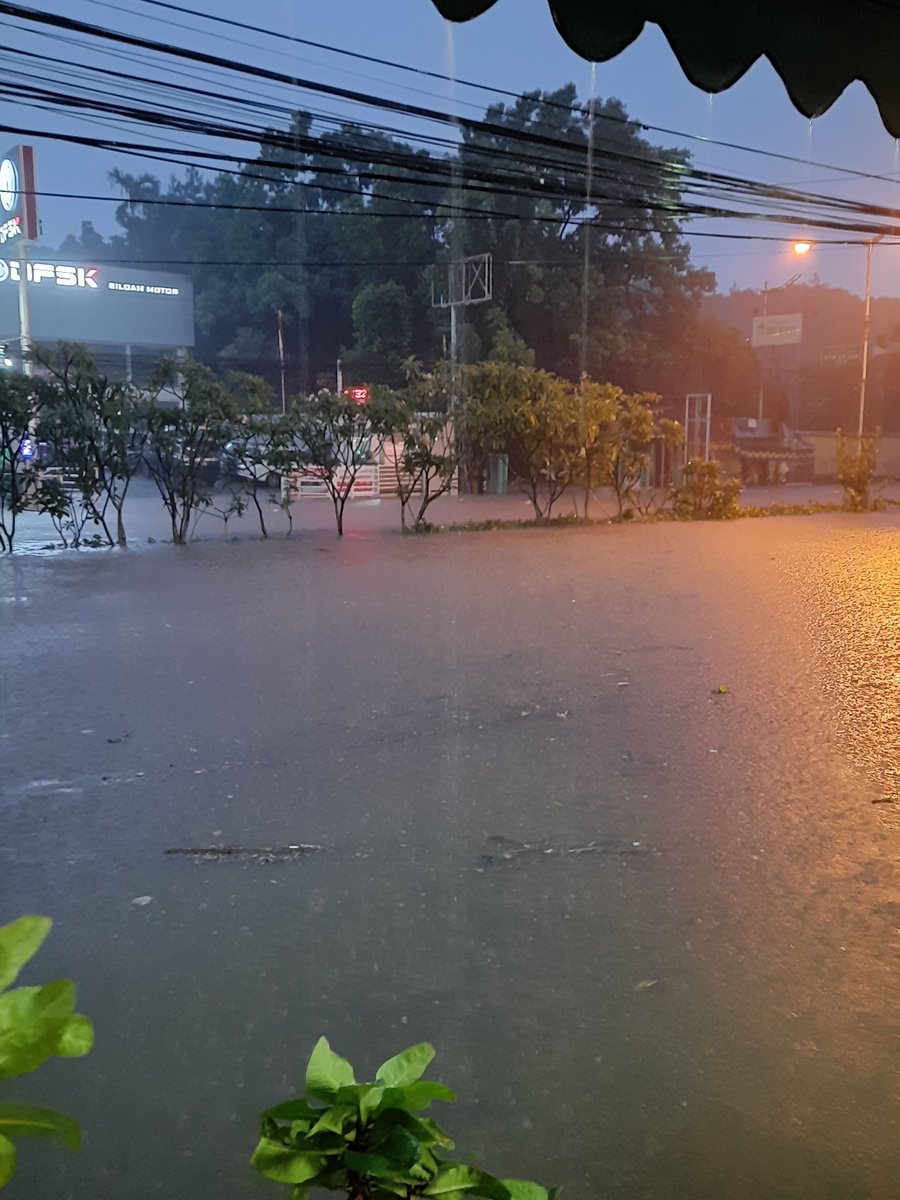 aris_rena's tweet photo. @PRFMnews banjir depan BTC pasteur sudah setinggi dada orang dewasa, tidak bisa di lalui 4 maupun KR 2 https://t.co/vgBn1vhA0V
