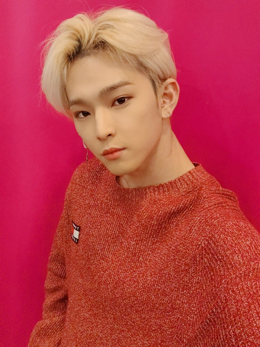 official_ONEUS's tweet photo. [#이도]
크리스마스이브! 이번 크리스마스도 행복하게 보내요 우리 투문♡ 메리 크리스마스~!!! https://t.co/AWTqQpVIh5