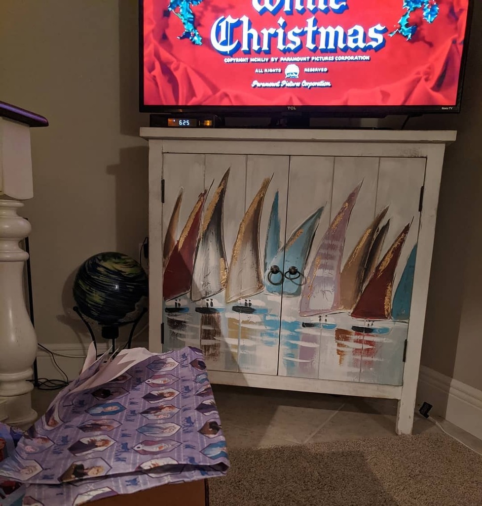 _jessdalrymple's tweet photo. Early morning of making bread, wrapping presents and watching my favorite Christmas movie. Merry Christmas Eve! https://t.co/Lyga8lJD1a