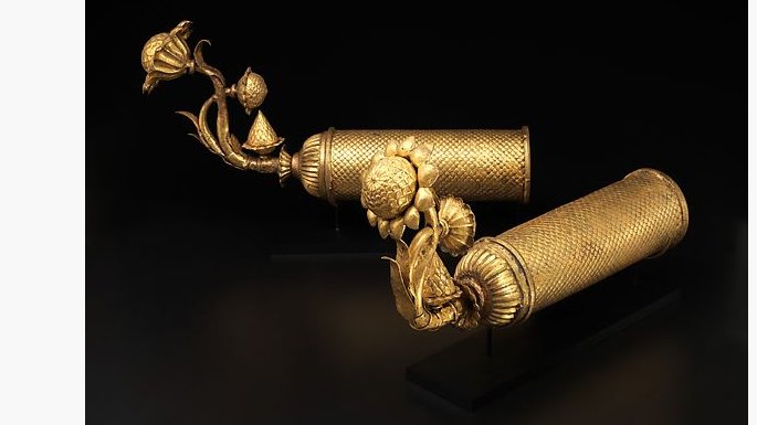 Palanquin Finials with Lotusesca.1650–80Gilded copper ?Deccan, Golconda not clear?were made to adorn poles of palanquinso beautifully made look like pieces of  #jewelry  #jewellerylotus pods & flower & scrolling vinesi had written earlier how crafts evolved?  @metmuseum