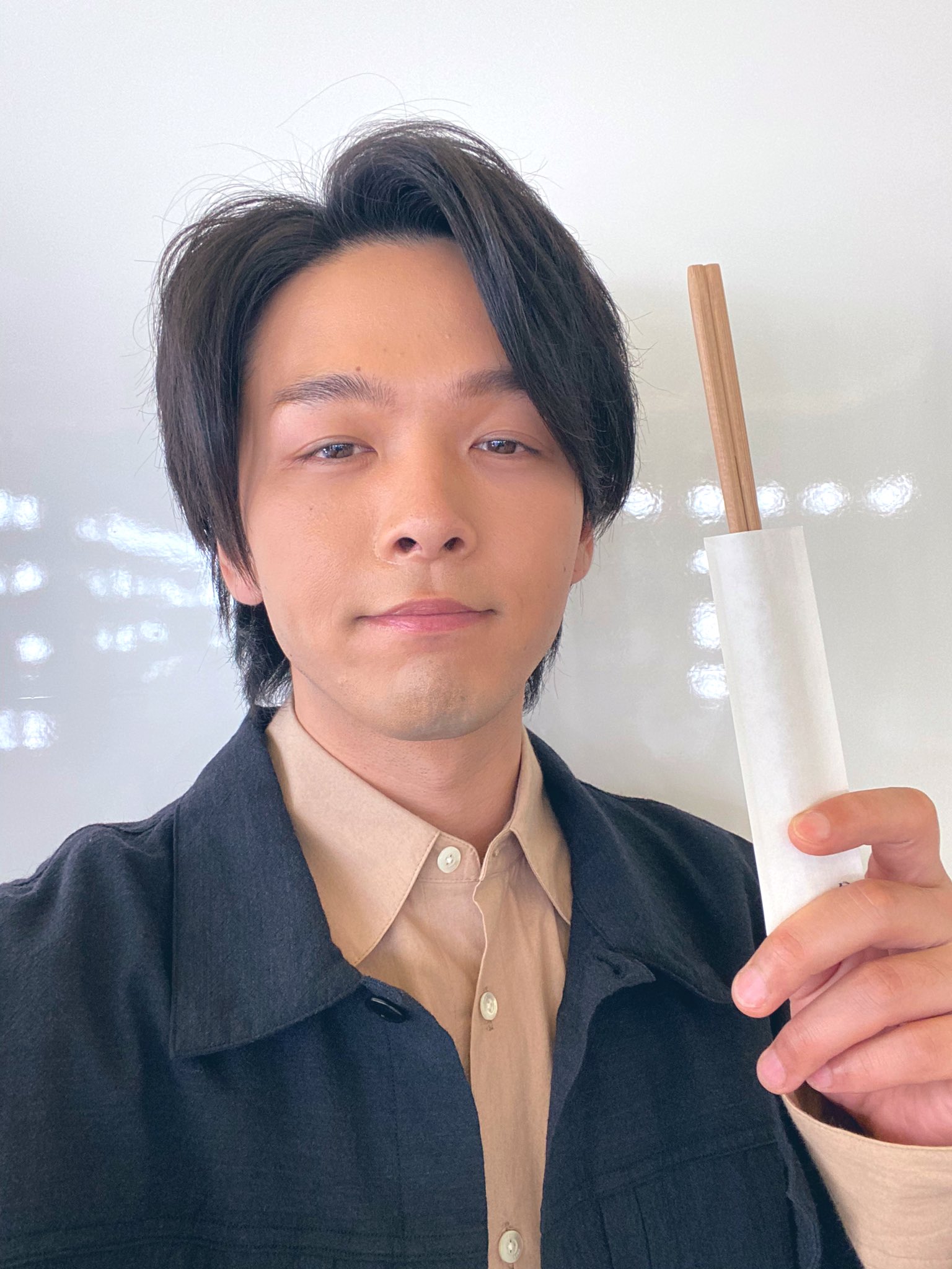 中村倫也 今年の誕生日も働いたぜぃ みなさまありがとございます 34歳1発目は 楽屋に落ちてた割り箸との2ショットです また1年頑張るで 誕生日もうすぐ終わるのぅ 写真のチョイス 中村倫也 今年の誕生日も働いたぜぃ みなさまありがとございます 34歳1発目は 楽屋に落ちてた割り箸との2ショットです また1年頑張るで 誕生日もうすぐ終わるのぅ 写真のチョイス