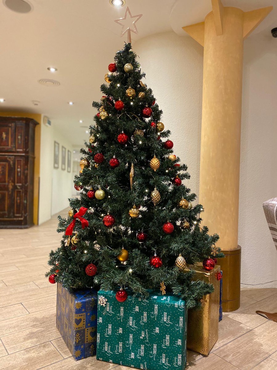 Merry Christmas! 
￼The whole team of Hotel Silberhorn wishes you a merry Christmas, a lovely evening with (a part of) your family and a peaceful end of this extraordinary year. We hope to see you soon! Stay safe! 💫
•
•
#christmas #wengenclassichotels #christmaseve