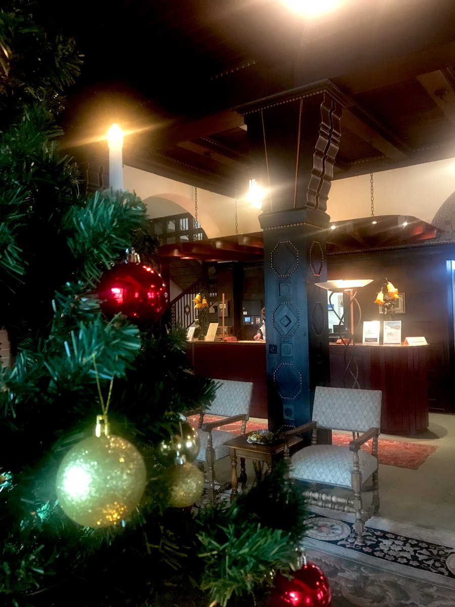 Merry Christmas! 
The whole team of Hotel Belvédère wishes you a merry Christmas, a lovely evening with (a part of) your family and a peaceful end of this extraordinary year. We hope to see you soon! Stay safe! 💫
•
•
#christmas #wengenclassichotels #christmaseve