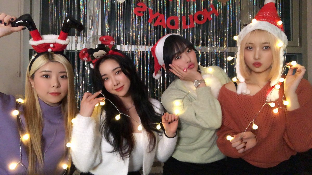 EPISODE_twt's tweet photo. 🎄Merry Christmas🎅
지난 날, 에피소드는 크리스마스
파티를 했었답니다! :)
여러분의 크리스마스 계획은
무엇인가요?😍

무엇보다 안전하게
🏡홈크리스마스로 즐겨보아요!😎

스토리 여러분, 모두 해피 메리 크리스마스😍
영상은 내일 공개됩니다! 기대해주세요:) https://t.co/g94NGCzvwv