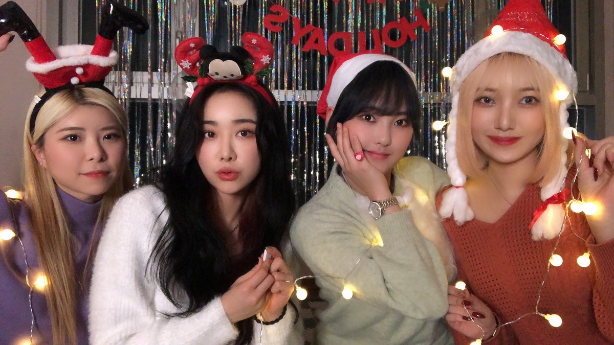EPISODE_twt's tweet photo. 🎄Merry Christmas🎅
지난 날, 에피소드는 크리스마스
파티를 했었답니다! :)
여러분의 크리스마스 계획은
무엇인가요?😍

무엇보다 안전하게
🏡홈크리스마스로 즐겨보아요!😎

스토리 여러분, 모두 해피 메리 크리스마스😍
영상은 내일 공개됩니다! 기대해주세요:) https://t.co/g94NGCzvwv