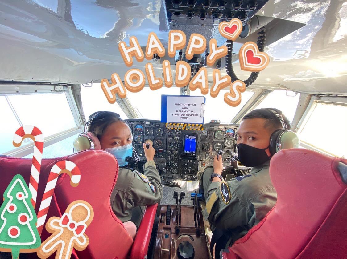 PhilAirForce's tweet photo. Santa Mode on! 

Last minute “Santa Mission” of your Airlifters Family - ensuring everybody’s safety and security and bringing home some of our soldiers to their families before Christmas eve... 

A merry Christmas from your Airlifters Family! 🎄✈️🇵🇭🎅🏽 https://t.co/P2KoRVTzt3