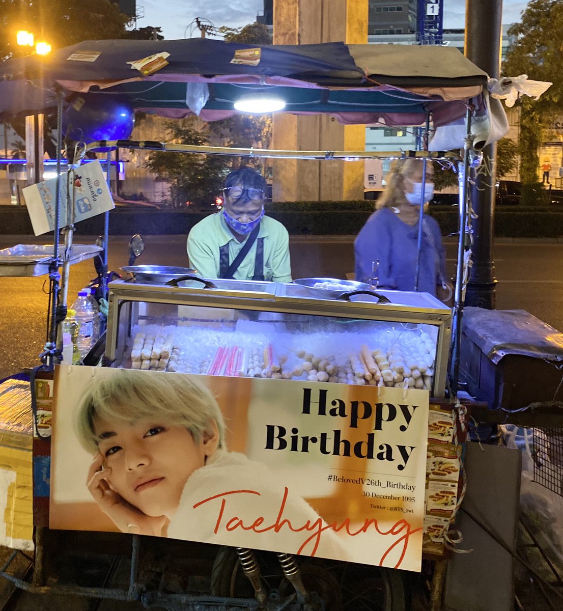 nuna_vmin's tweet photo. ถ้าลุงกล้าขอหนูก็กล้าติดให้ รถลูกชิ้นแทฮยอง 1 คัน แถมรถข้าวไข่เจียวแทฮยองอีกคัน ลุงยกมื้อไว้ท่วมหัว ส่วนป้าไข่เจียวตอนแรกจะไม่เอาค่าจ้างติดป้าย ป้าน่ารักมากใครผ่านมาเจอแวะมาอุดหนุนกันด้วยนะคะ สุดท้ายขอบคุณผู้สนับสนุนค่าติดป้ายครั้งนี้ @ktimeshop #belovedV26th_Birthday #Happyvday https://t.co/UbyDek3xsF