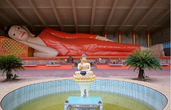 gombakbak's tweet photo. Dekat Tumpat, ada patung buddha yang sangat besar, nape kerajaan negeri Kelantan taknak robohkan kuil tu? 

Sebab kuil tu dibina mengikut lunas undang-undang yang sepatutnya. Pokok pangkal isu ini adalah undang-undang. https://t.co/M3h3JON3Vq