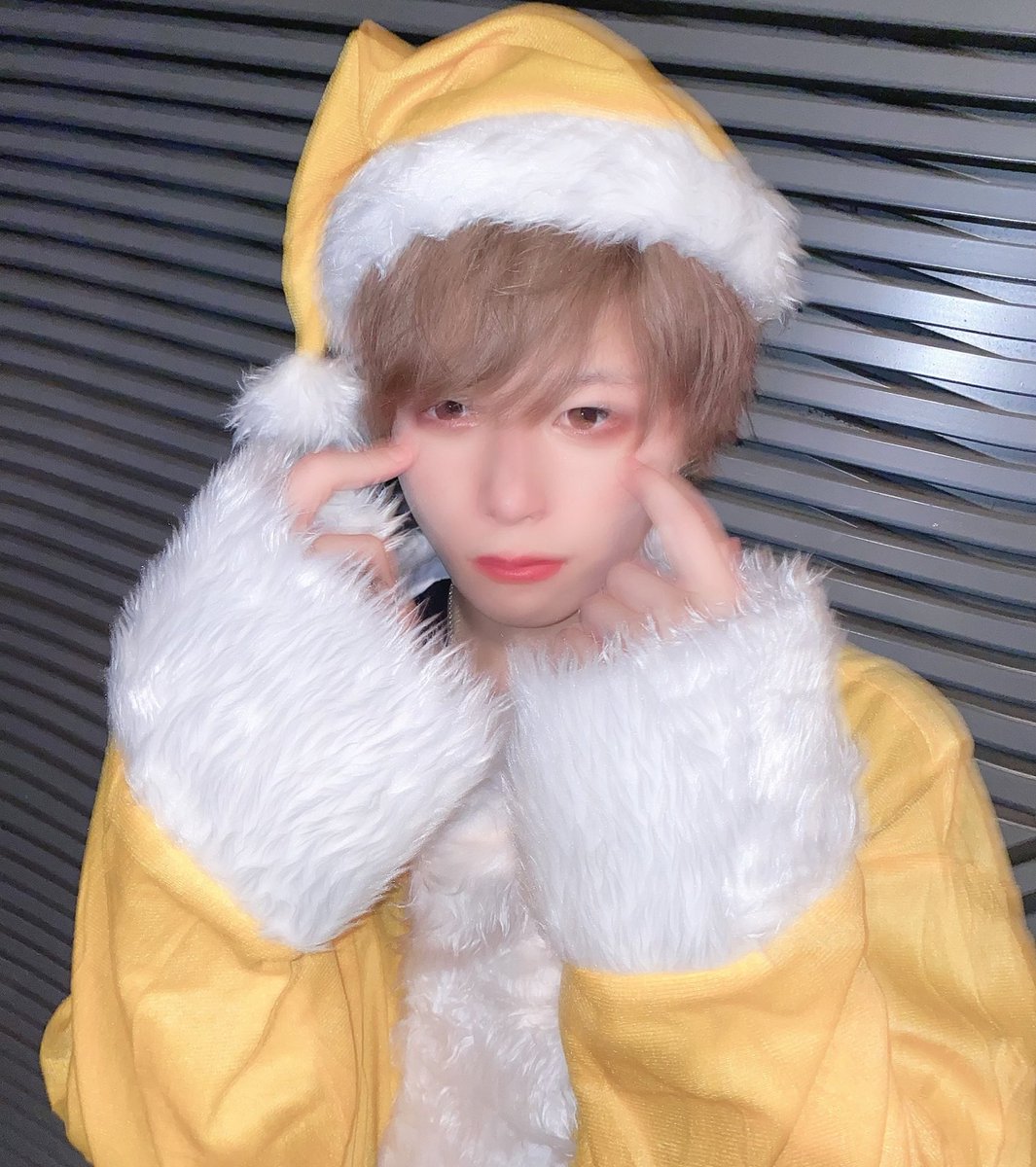 kise_ryota621's tweet photo. 黄色サンタ🎅🏻
すぐ動いちゃうから
写真ほぼぶれぶれ❗️
#サンタコス https://t.co/9sx6UYX2hW