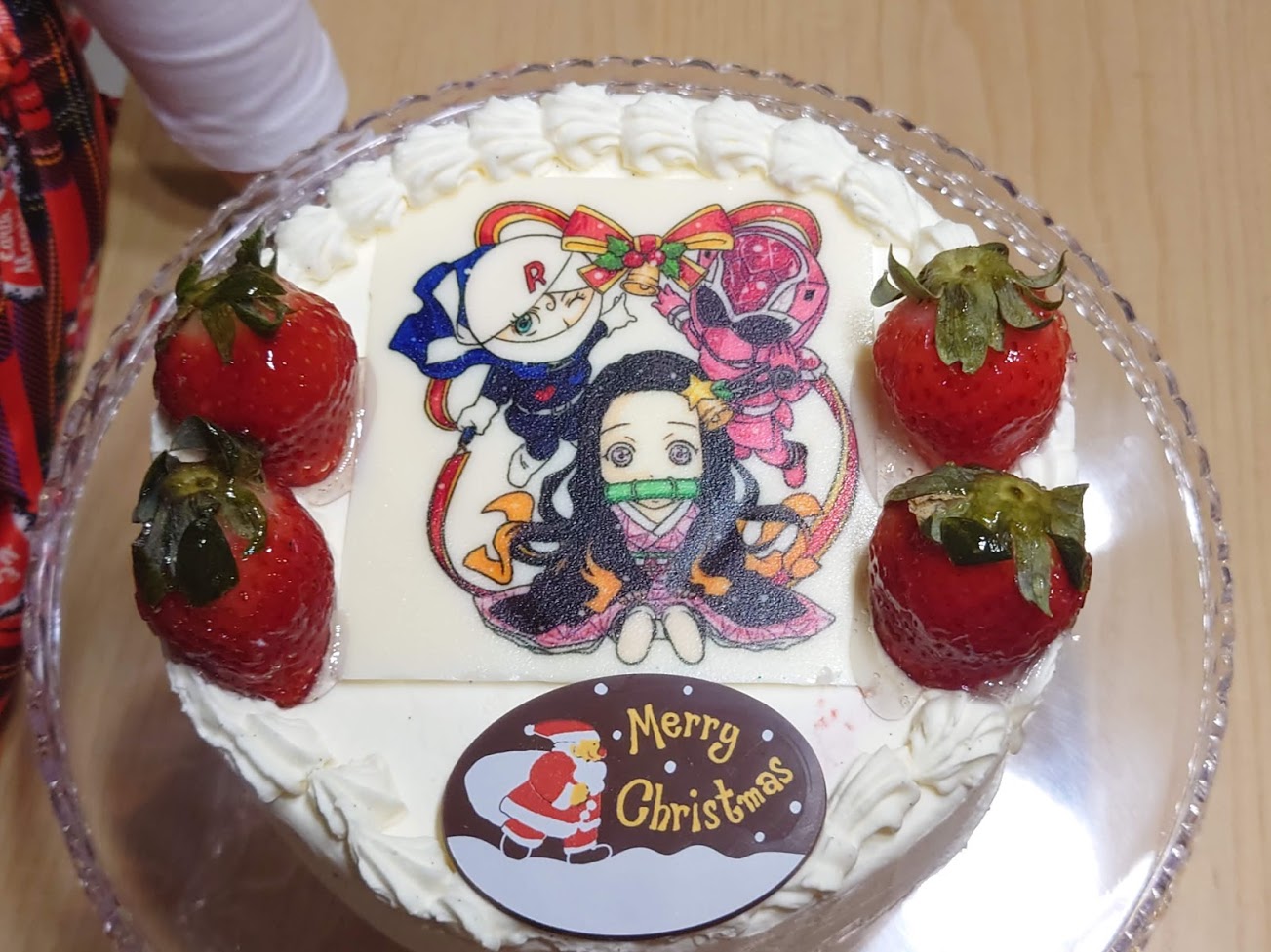 横川直史 娘にクリスマスケーキ何がいいか聞いたところ キラメイピンクとロールパンナと禰豆子 と言われ さてそうなりゃ描くしかないなと年末進行の地獄の中描いてケーキにプリントしてもらいました 娘が喜び踊って 横川直史 娘にクリスマスケーキ何がいいか聞いたところ キラメイピンクとロールパンナと禰豆子 と言われ さてそうなりゃ描くしかないなと年末進行の地獄の中描いてケーキにプリントしてもらいました 娘が喜び踊って