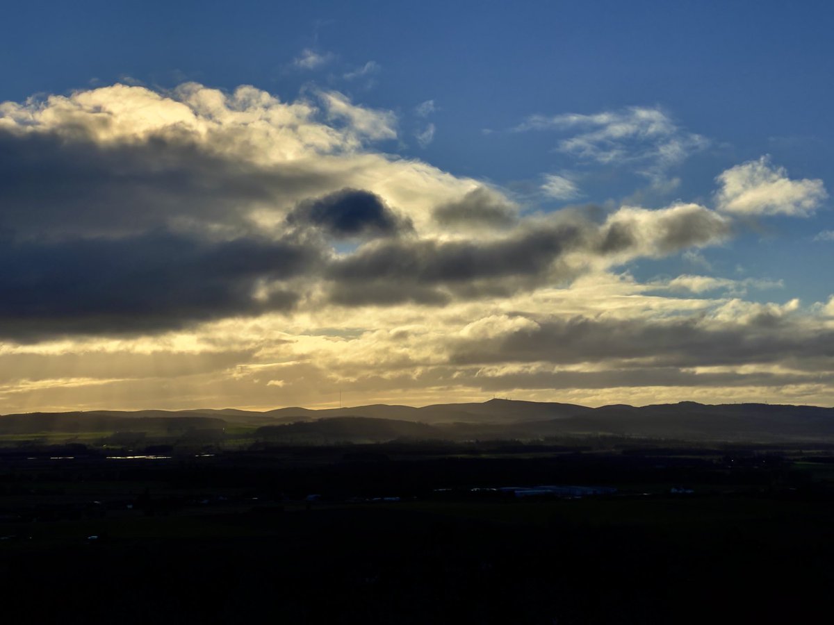 alanspark's tweet photo. Christmas Eve view of the Sidlaw Hills from Kirriemuir #Scotland 🎄 https://t.co/fD4sJPWicX