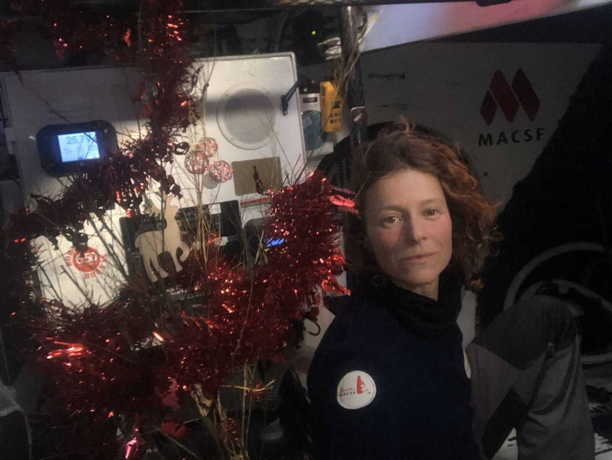 IsabelleJoschke's tweet photo. A quelques heures du réveillon de #Noël, Isa était en direct sur @BFMTV :
💬 "Aujourd’hui j’ai pu poser quelques petites décorations dans le bateau. Mes proches ne m’ont pas oubliée ; à chaque fois que j’ouvre un sac d’avitaillement je découvre des cadeaux à l’intérieur..." https://t.co/UcgYCRZAEq