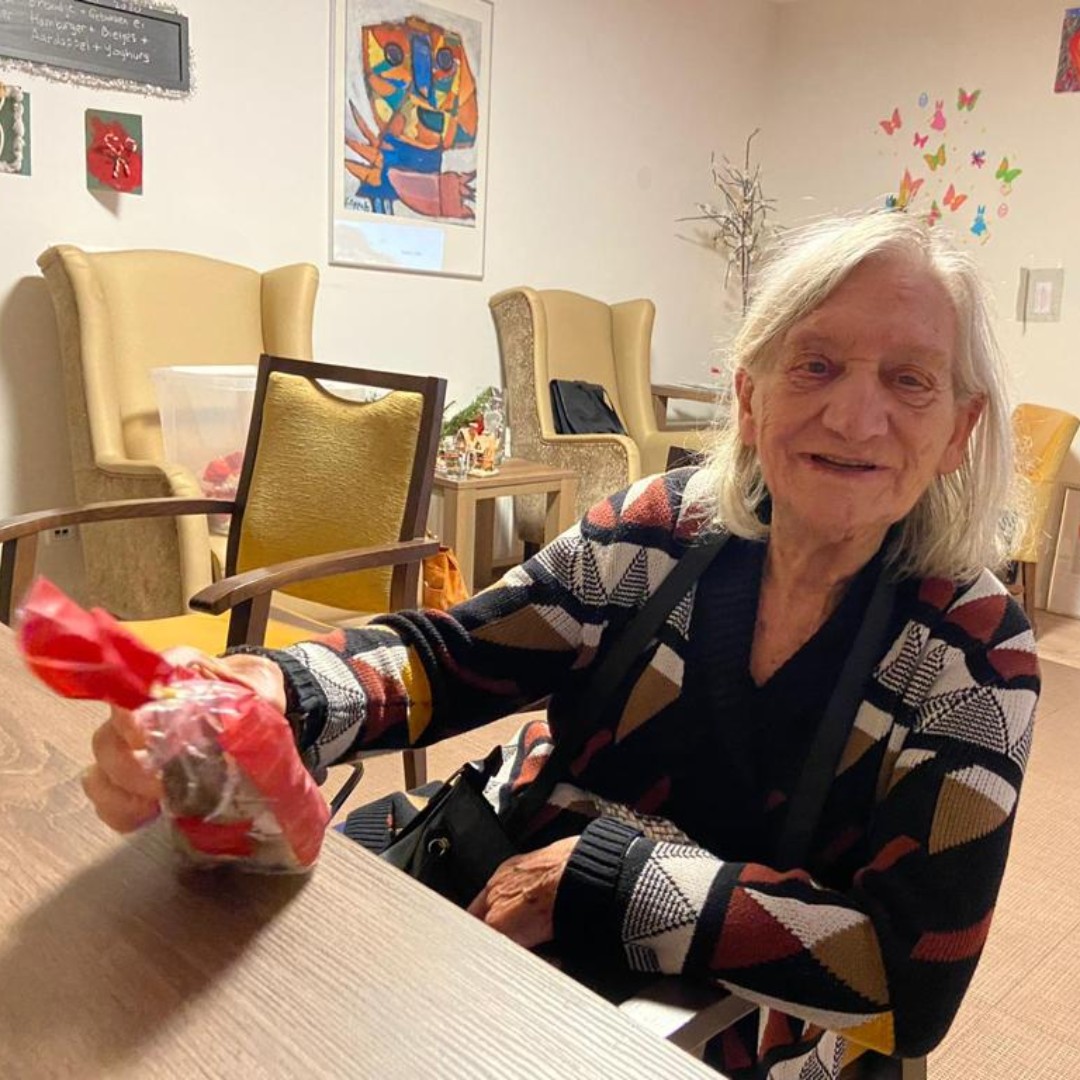 Kloek_wonenzorg's tweet photo. Echt Hema: Wat zijn we gisteren verwend

Zowel in Roosendaal als in Amsterdam werden onze bewoners en medewerkers verwend met een Kerst-tractatie. 

Wat top! Wat onwijs leuk! Wat leuk zeg, Dankjewel Hema!

#dementie # zorg #amsterdam #roosendaal #hema https://t.co/igiPrx6T0f