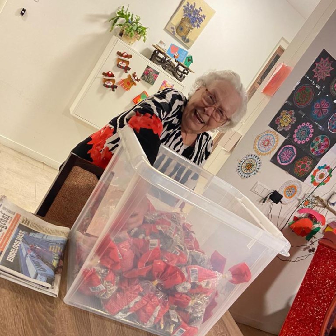 Kloek_wonenzorg's tweet photo. Echt Hema: Wat zijn we gisteren verwend

Zowel in Roosendaal als in Amsterdam werden onze bewoners en medewerkers verwend met een Kerst-tractatie. 

Wat top! Wat onwijs leuk! Wat leuk zeg, Dankjewel Hema!

#dementie # zorg #amsterdam #roosendaal #hema https://t.co/igiPrx6T0f