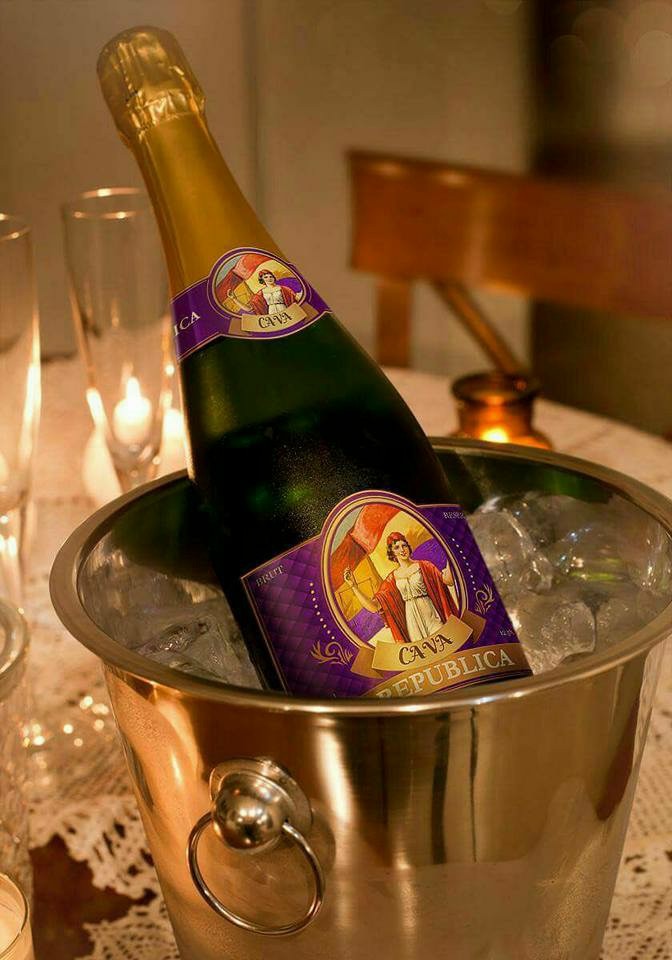 Toca un brindis republicano que haga historia.