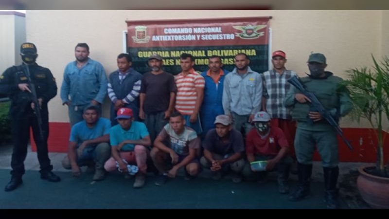 Tcnel Ramón Leal García (@gaes43_cmdte) on Twitter photo Gaes rescató a 12 ciudadanos secuestrados en Monagas #CONAS mazo4f.com/232802 #UnidadLuchaBatallaYVictoria
#24Dic #FANB #GNByPuebloUnido
#FelizNavidadVenezuela
.<a href="/FabioZavarsep/">Fabio Enrique Zavarse Pabón</a>
.<a href="/GNBGDjuvenal/">Juvenal Fernández 30k</a> Gaes rescató a 12 ciudadanos secuestrados en Monagas #CONAS mazo4f.com/232802 #UnidadLuchaBatallaYVictoria
#24Dic #FANB #GNByPuebloUnido
#FelizNavidadVenezuela
.<a href="/FabioZavarsep/">Fabio Enrique Zavarse Pabón</a>
.<a href="/GNBGDjuvenal/">Juvenal Fernández 30k</a>