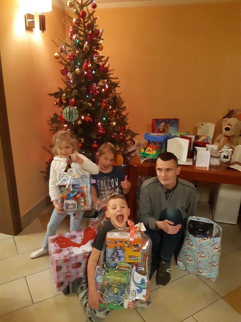 Pracownicy Tesco zaangażowali się w pomoc dzieciom z małopolskich domów dziecka. W ramach inicjatywy „Drzewko szczęścia” przekazali na rzecz podopiecznych wybranych placówek zabawki, ubrania i gry planszowe. Uśmiechy dzieci cieszą najbardziej 🥰