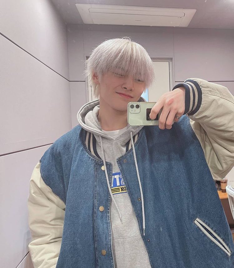 HEREF0RSKZ's tweet image. jeongin: i bleached my hair twice and it didn't hurt !!

his hair: haha yeah it did
