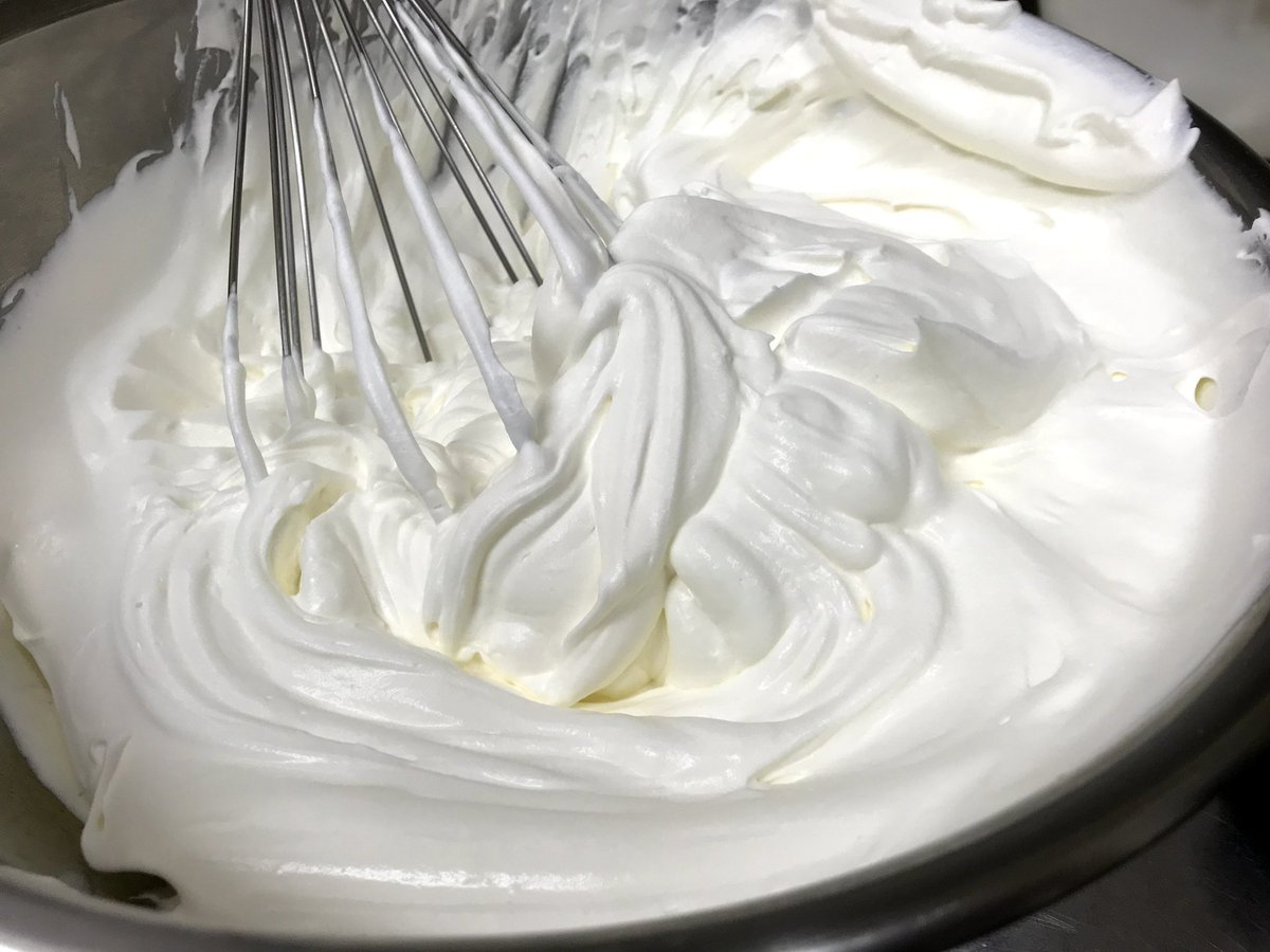 坂井博一 和ティシエ 生クリーム はホイップし過ぎるとオーバーラン値を超え 油脂分と水分に分かれて分離状態になります 分離すると 新しい生クリームを足しても改善されず 脂っぽい舌に残るクリームになります 生クリームが不味くなる殆どの原因は 坂井博一 和ティシエ 生クリーム はホイップし過ぎるとオーバーラン値を超え 油脂分と水分に分かれて分離状態になります 分離すると 新しい生クリームを足しても改善されず 脂っぽい舌に残るクリームになります 生クリームが不味くなる殆どの原因は