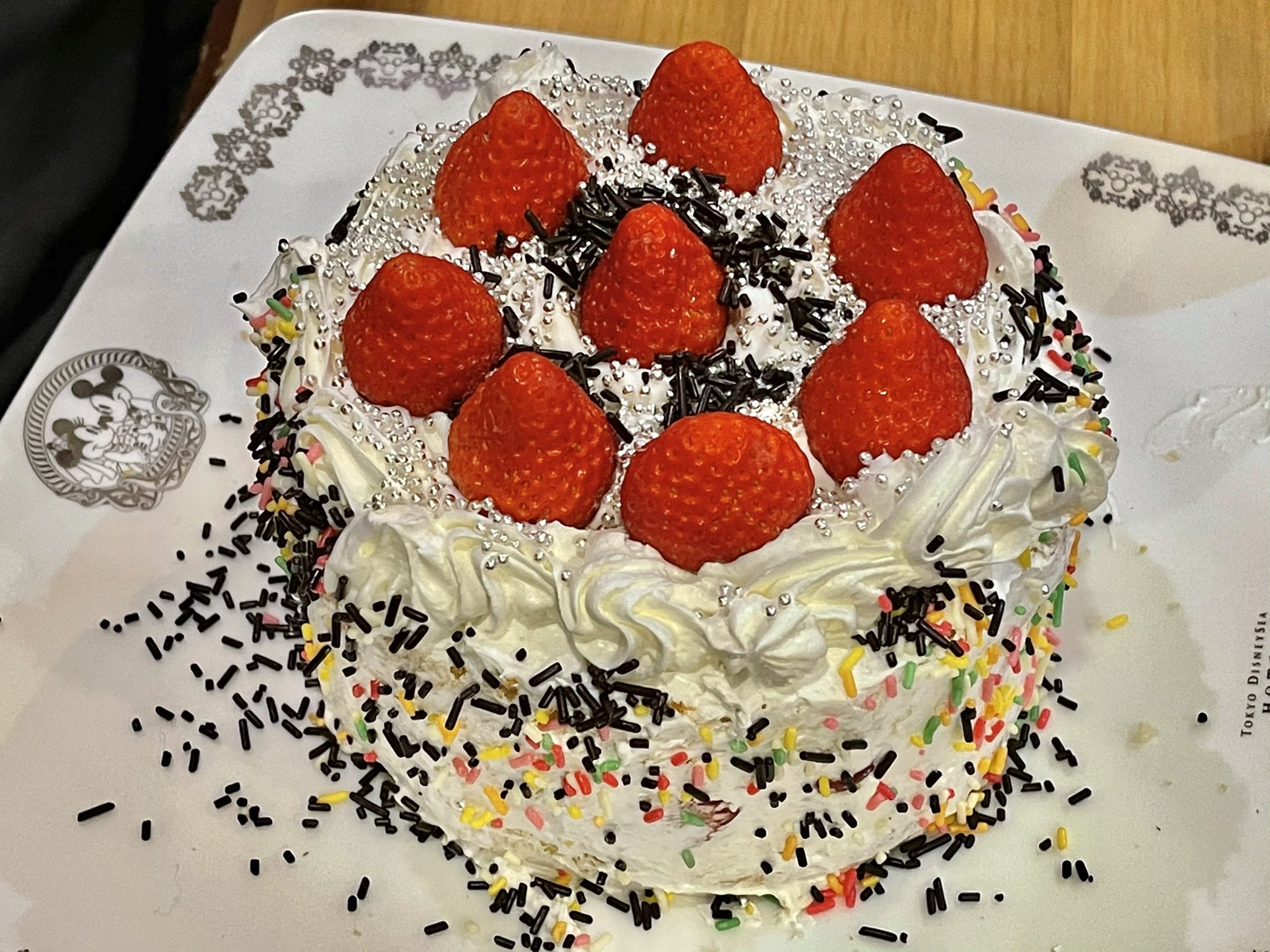 تويتر さやぶ 宅コス連投100日作戦終了 على تويتر ケーキ食べた 子供の頃子供会のクリスマス会 で配られたクソまずい蝋細工みたいなバタークリームケーキのおかげでずっとケーキが嫌いだったのですが 今となってはアレが食べてみたい T Co
