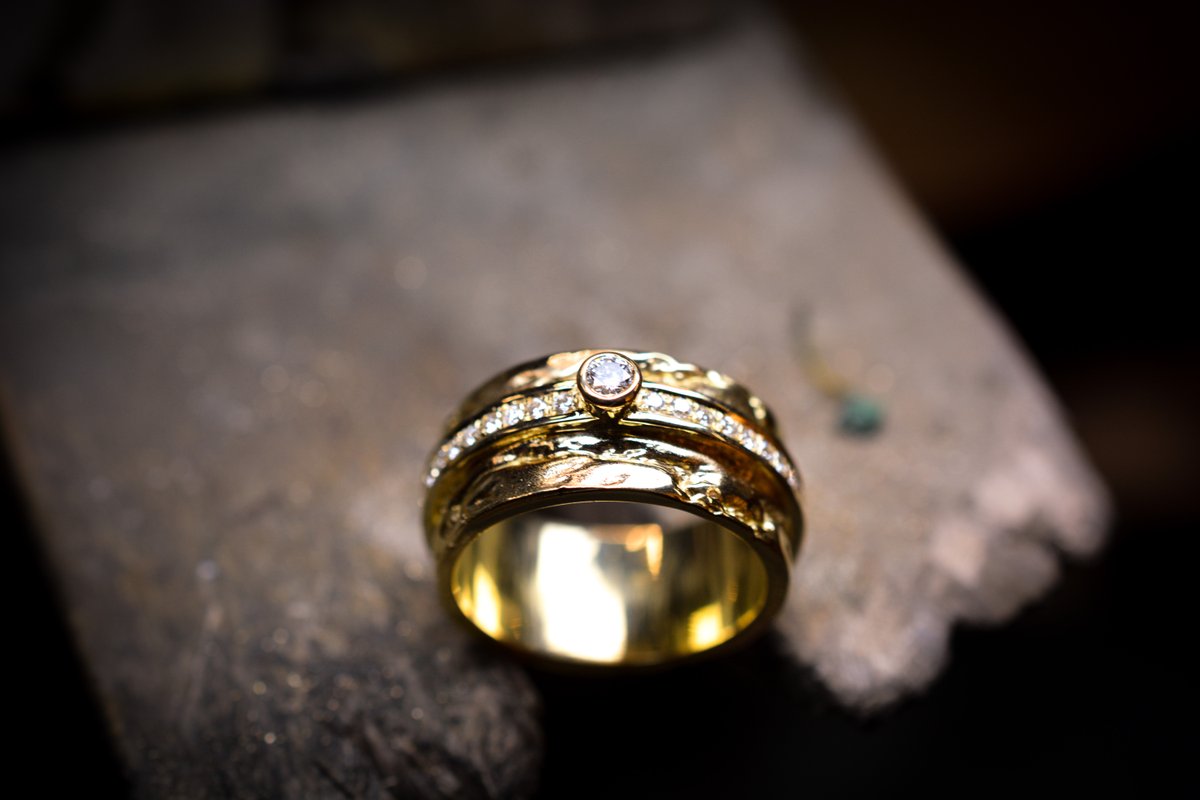 jero_design's tweet photo. De laatste voor Kerst nog klaar gekregen. 18 karaat geel gouden ring met briljanten. Prettige feesten allemaal. https://t.co/F4dv2hlydL