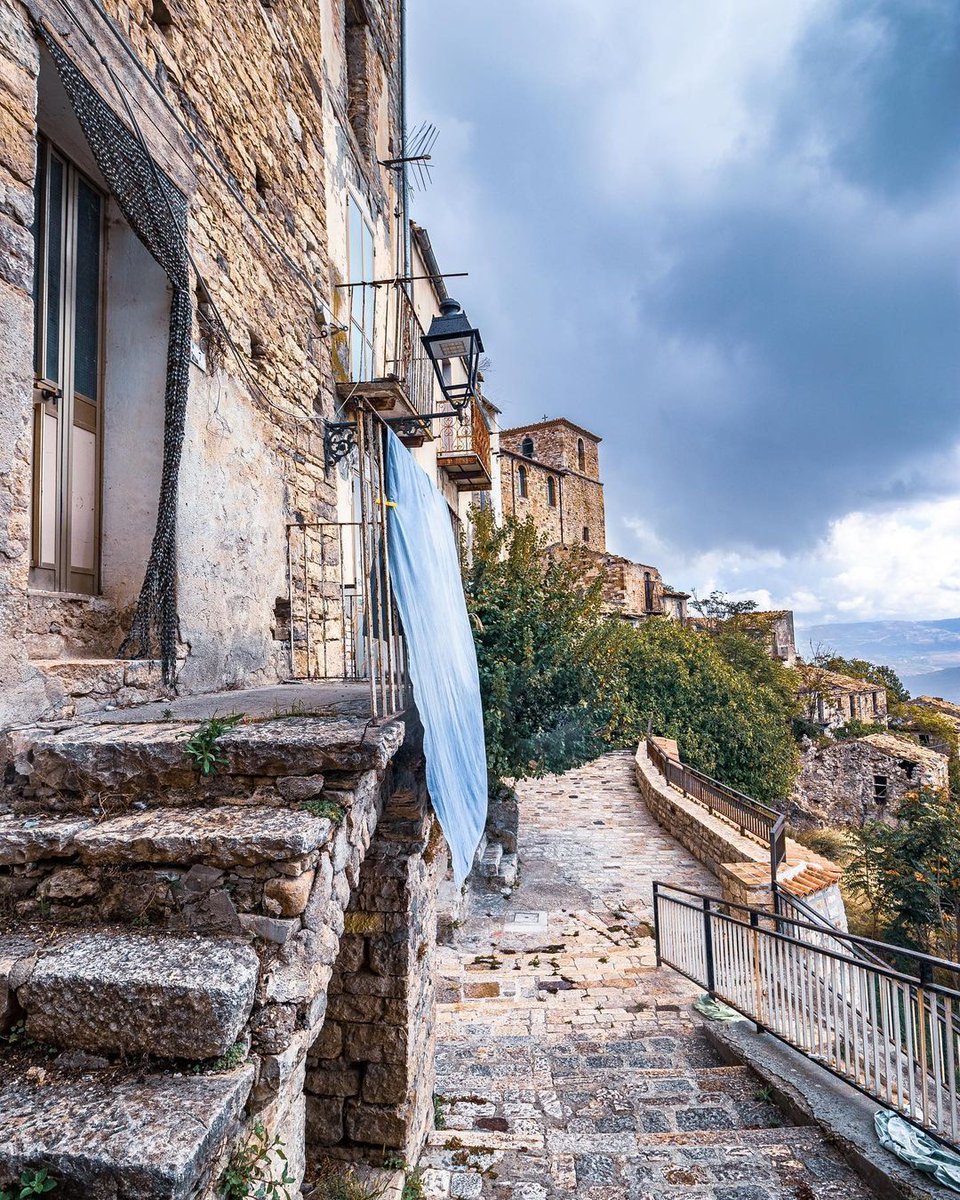 Il mio paese.
È casa, radici, colori, respiri, sangue, orizzonte che mi appartiene.
E una strada che porta sempre dove bisogna essere, in quel punto esatto della felicità.
(Fabrizio Caramagna)
#CivitaCampomarano #DiscoverMolise