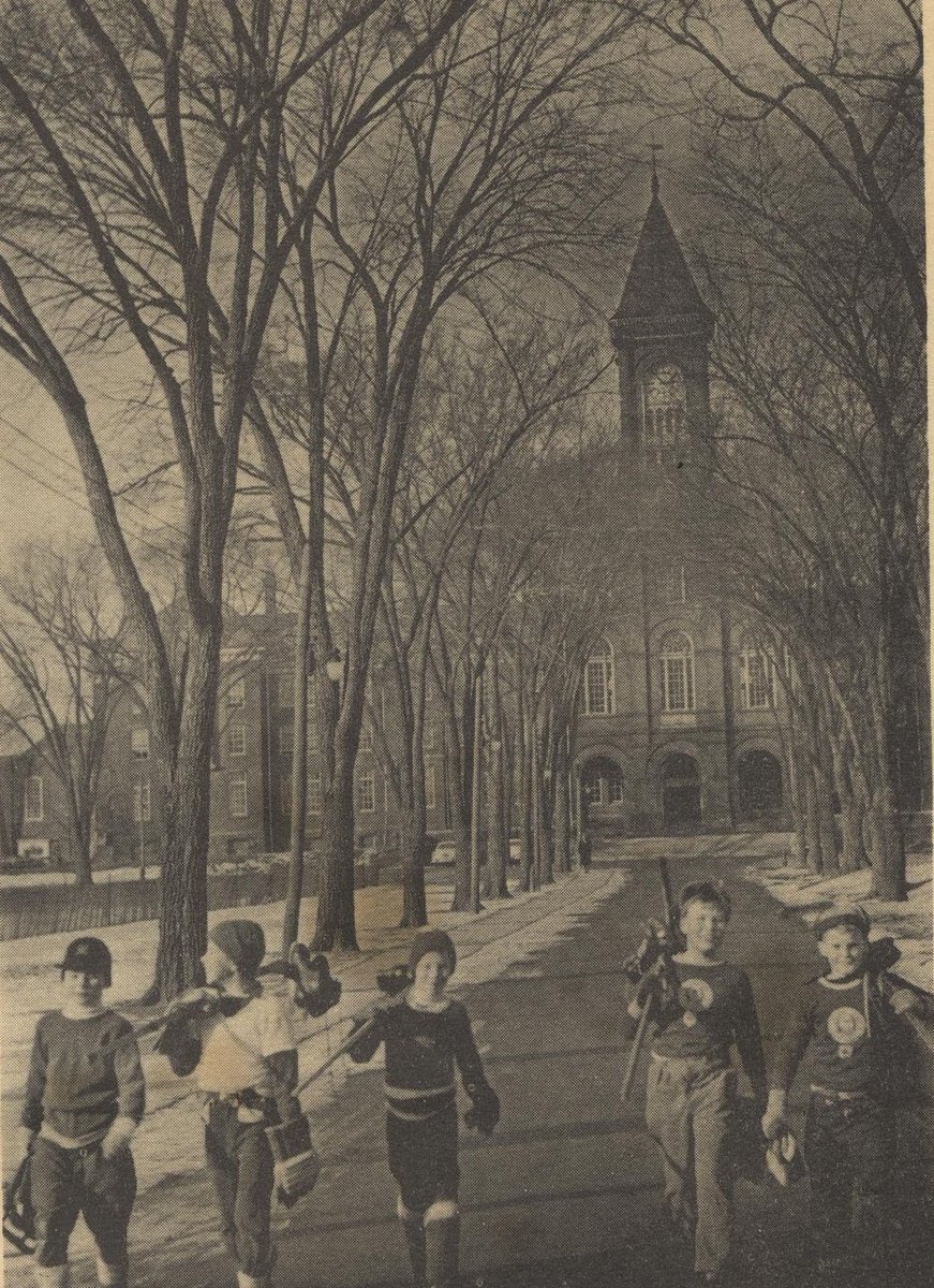 UCC_Community's tweet photo. For this week's #ThrowbackThursday, enjoy some more vintage holiday cards that feature the Avenue.
#UCCTogether #TBT #UCCHistory #UCCPast #TorontoHistory https://t.co/D5XQlIts4Y