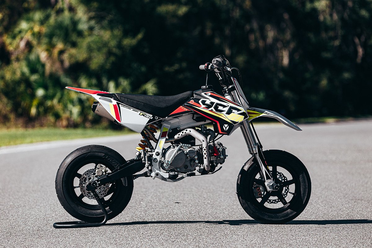 ドコデモモタード Docomota S2 スペック的には10馬力前後のエンジンに70kgの軽い車体 ミニ バイクコースも全般的に走れるので本格モタードよりコース選択も広い Xr100モタやグロムよりも脚回りがモトクロスベースなのでモタードマシンの挙動やマシン