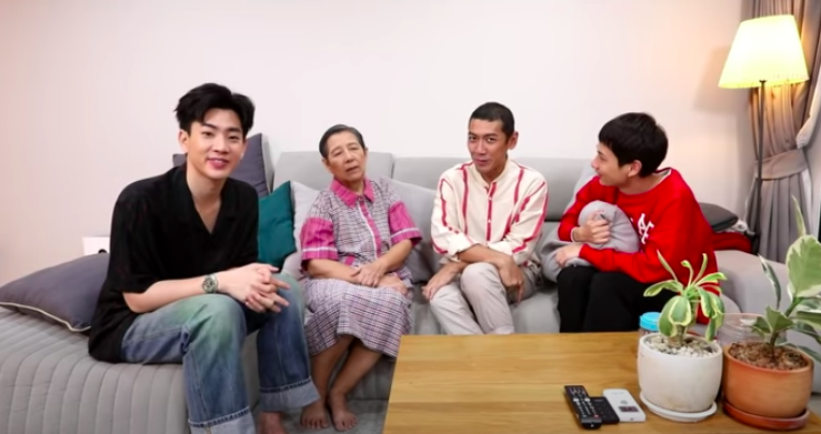 offguning's tweet photo. no wonder that sofa looks so familiar! so off fallen asleep there and gun took a pic lol #รสมือแม่EP10 https://t.co/mAJkOzGJXm