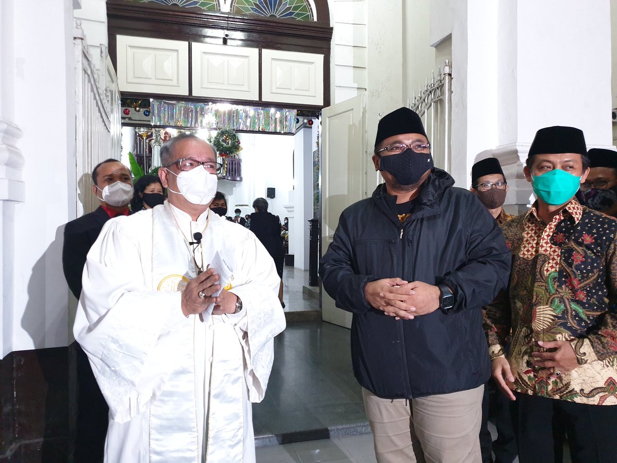 Menyapa Jemaat Paska Ibadah Natal terbatas sesuai protokol kesehatan di GPIB "Immanuel" / Gereja Blenduk Kota Semarang.

Ini adalah Gereja Kristen yang tertua, Sejarah Agama Kristen masuk Indonesia sudah ada jauh sebelum Indonesia Merdeka.

#GusYaqut