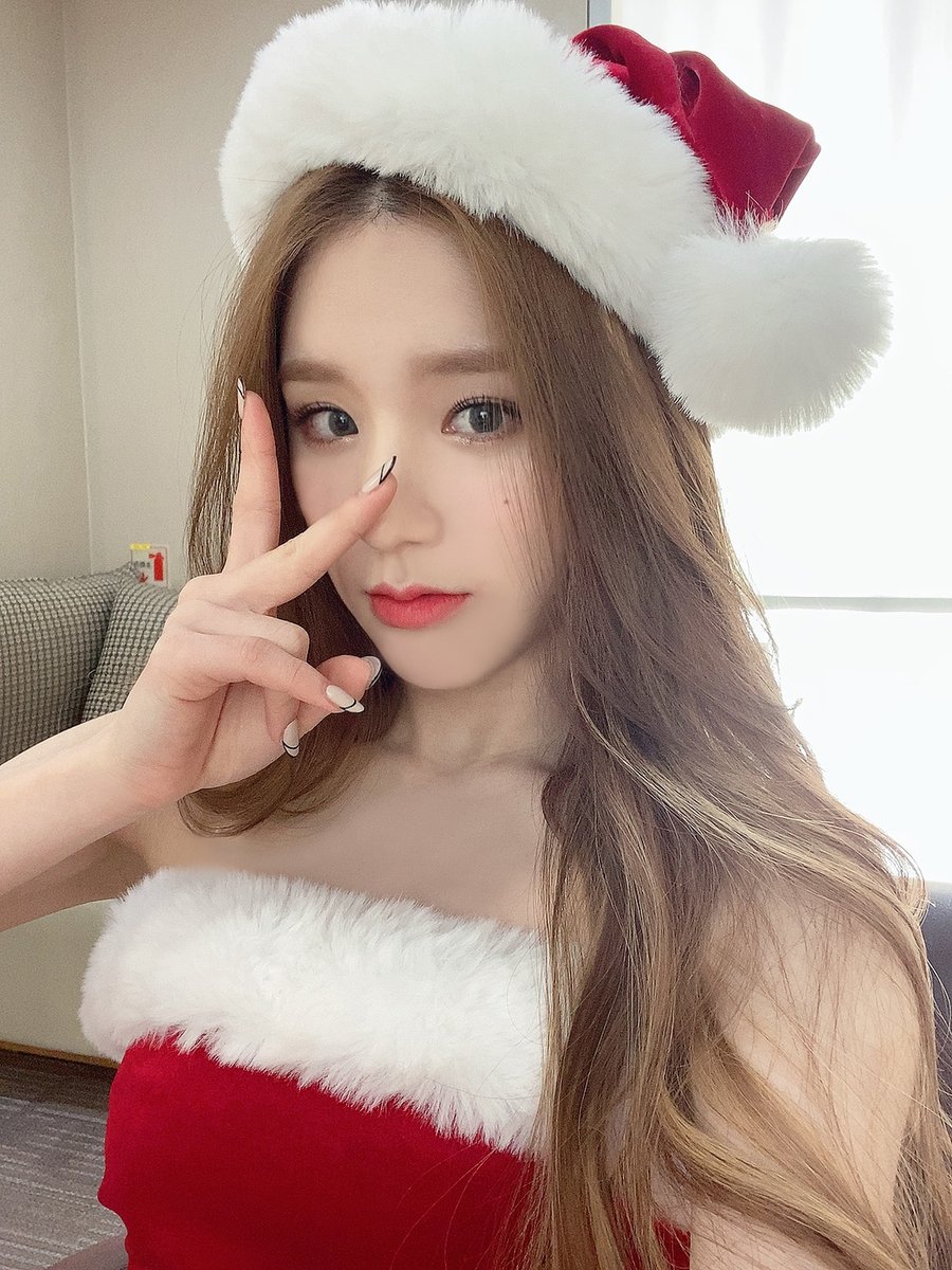Merry Christmas with HeeJin🐰🎄 12월 이달의 소녀 같은 설렘을 간직한 크리스마스 시작! #이달의소녀 #희진 #LOONA #HeeJin