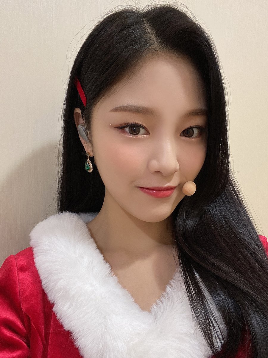 Merry Christmas with HyunJin🐱🎄 크리스마스에는 모두 같이 소원을 빌어 봐요🙏 #이달의소녀 #현진 #LOONA #HyunJin