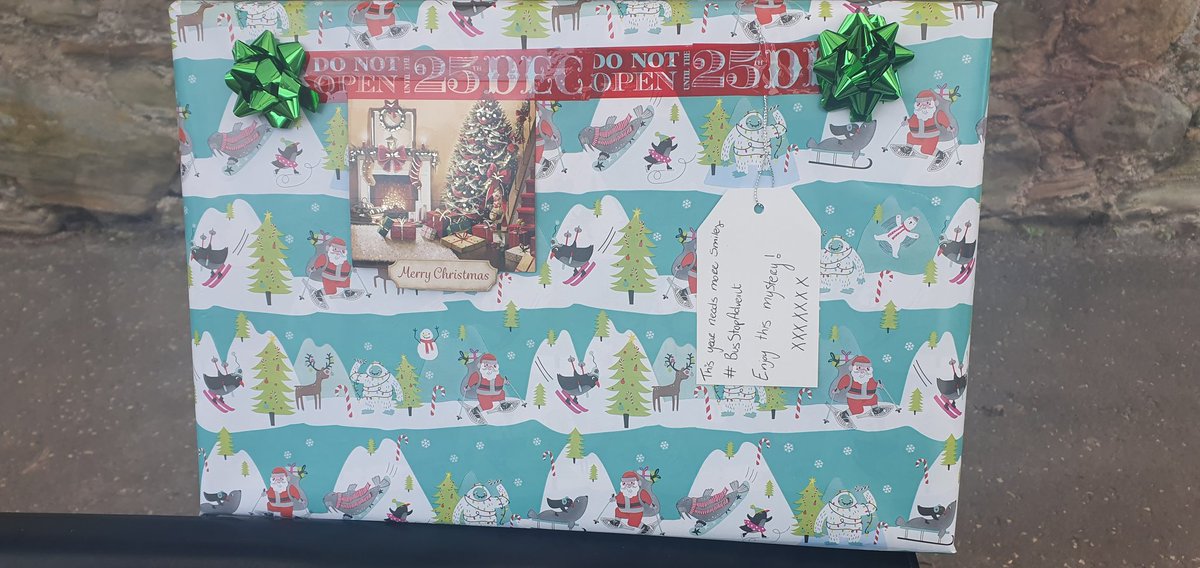_ThePantsParty_'s tweet photo. #BusStopAdvent seems a special mystery has appeared...@PPansBusShelter https://t.co/M520DfxIOm