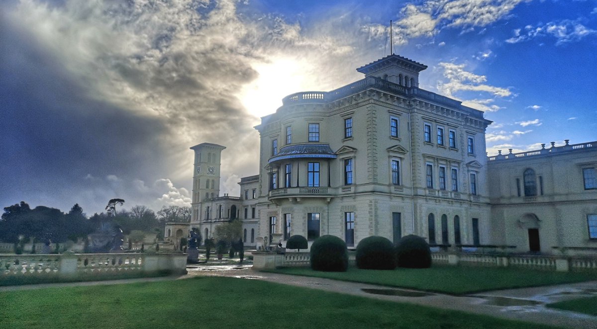 What a fantastic capture of @EHOsborneHouse - a big thanks to Lynda Chandler for sending it through. πΈ
We'd love to see your photos from your past visits to Queen Victoria's former holiday home!
#TheIslandIsWaiting #IsleofWight #IOW @EnglishHeritage https://t.co/MhhDwgcge2