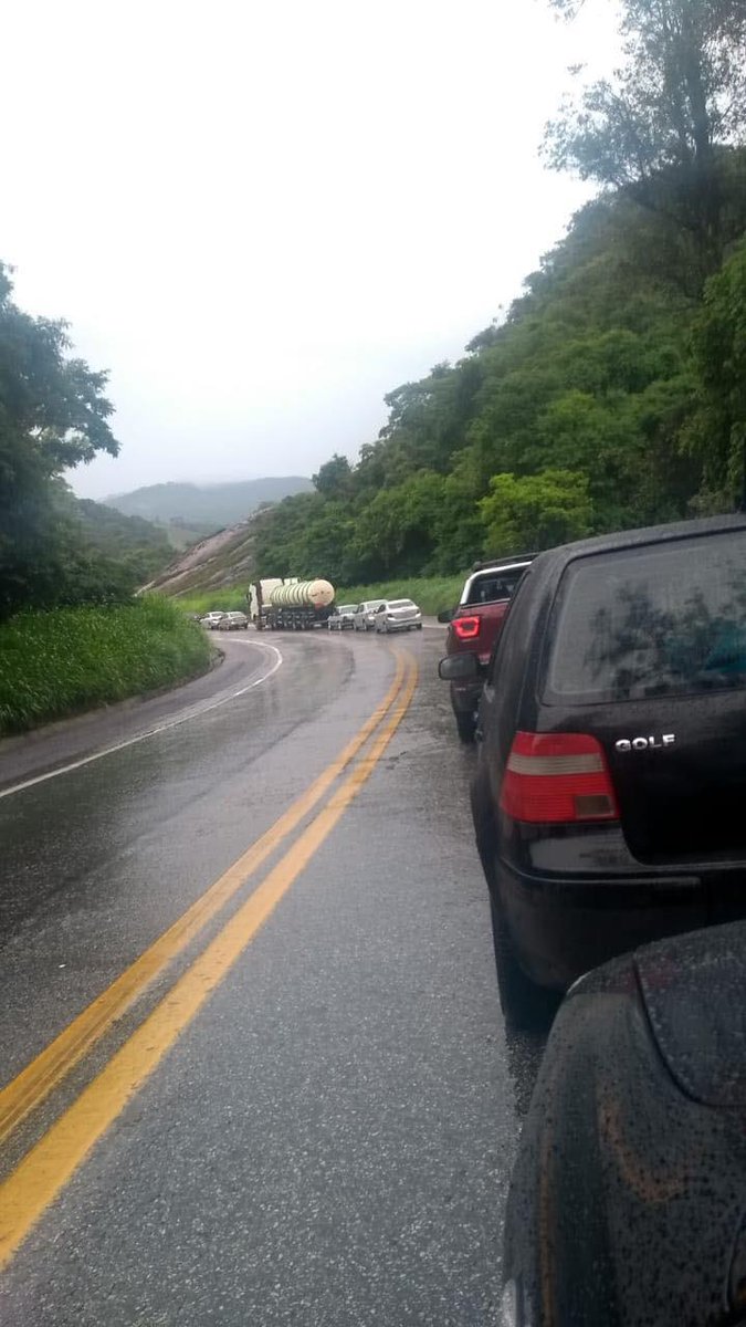 Em João Monlevade br381 acidente grave com 2 carretas.
