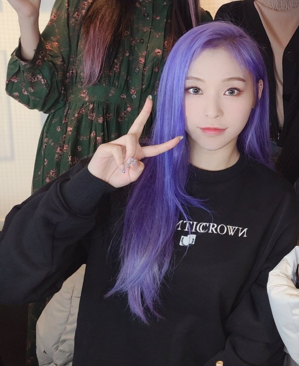 a gahyeon thread but everytime you scroll her purple hair gets more silver