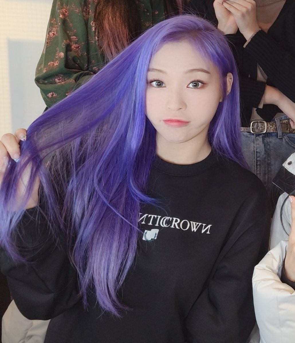 a gahyeon thread but everytime you scroll her purple hair gets more silver
