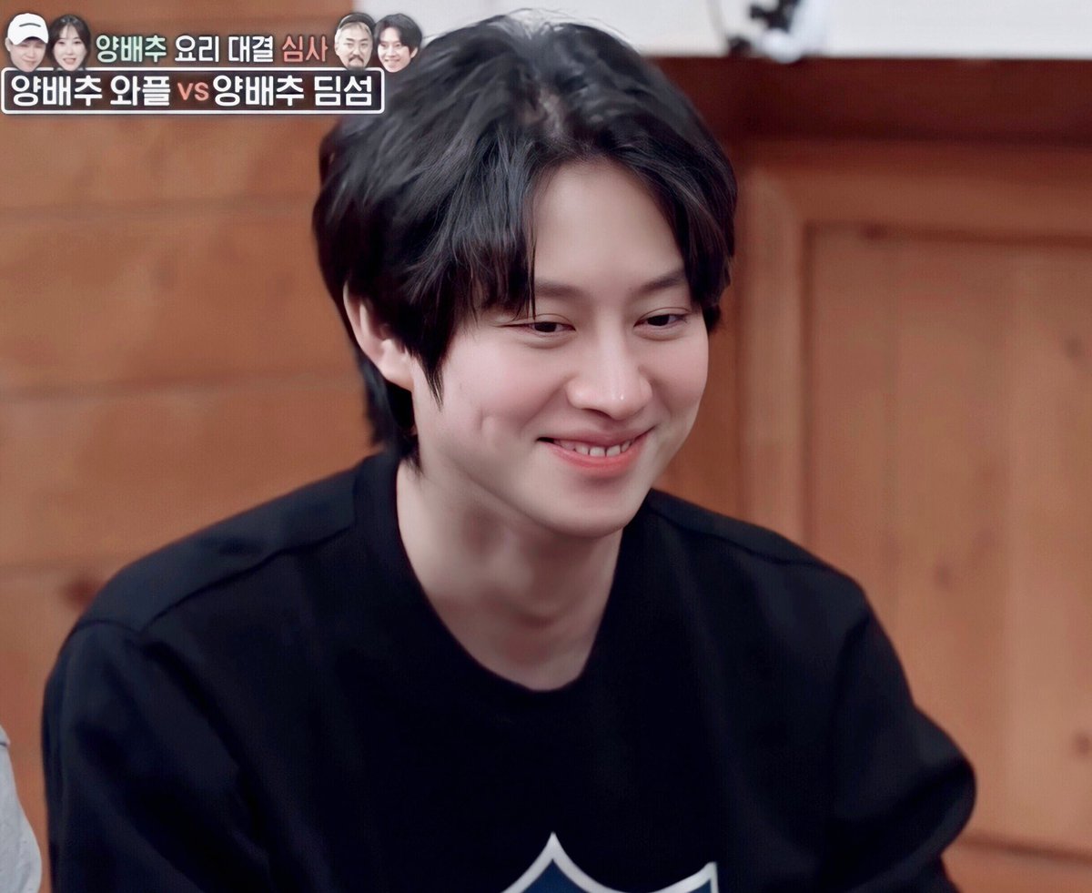 앞니 뾱 나오는 웃음 넘 귀여오 😆