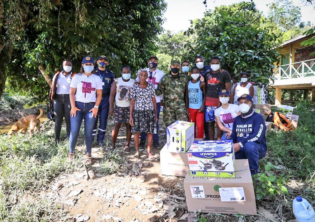 GralJuvenalDiaz's tweet photo. Con logística, personal y transporte, la #Brigada15 y el #Bapom4 se vincularon a la entrega de dos toneladas de donaciones hechas ayer por el @DAGRDMedellin y la @AlcaldiadeMed en el departamento del Chocó.
Nuestro compromiso con las comunidades más vulnerables es indeclinable. https://t.co/8hD0z4cQWW