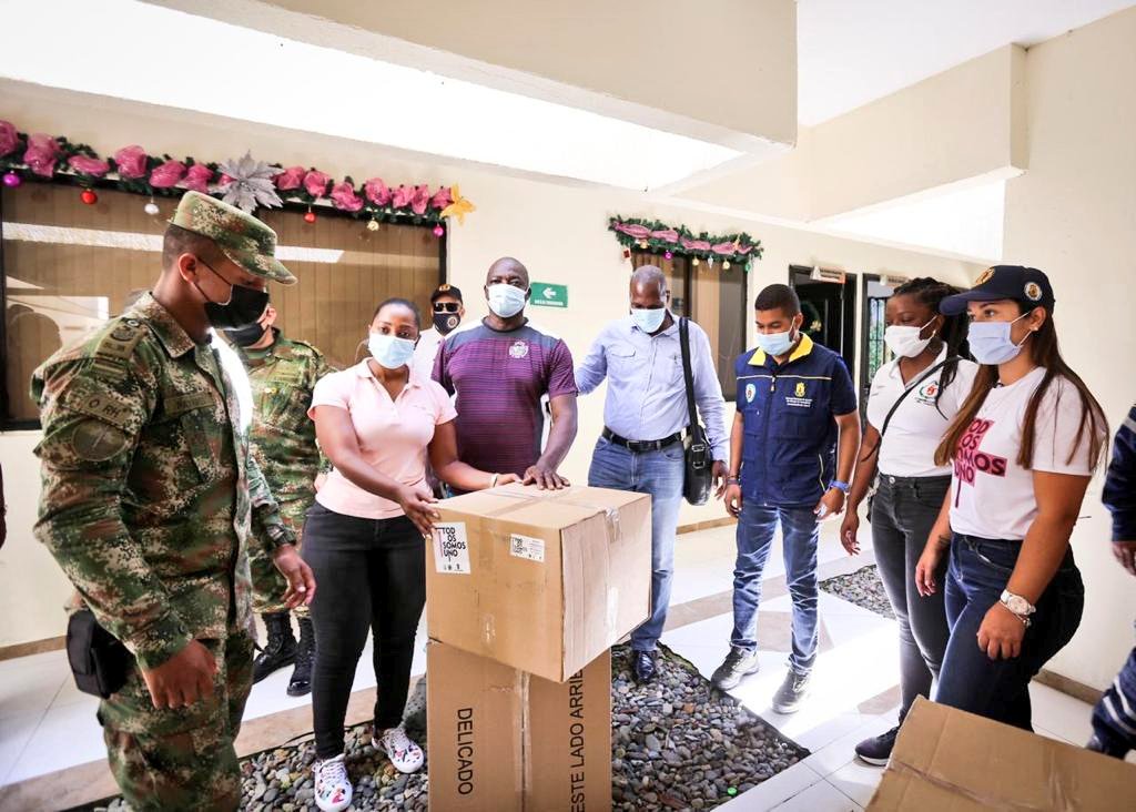GralJuvenalDiaz's tweet photo. Con logística, personal y transporte, la #Brigada15 y el #Bapom4 se vincularon a la entrega de dos toneladas de donaciones hechas ayer por el @DAGRDMedellin y la @AlcaldiadeMed en el departamento del Chocó.
Nuestro compromiso con las comunidades más vulnerables es indeclinable. https://t.co/8hD0z4cQWW