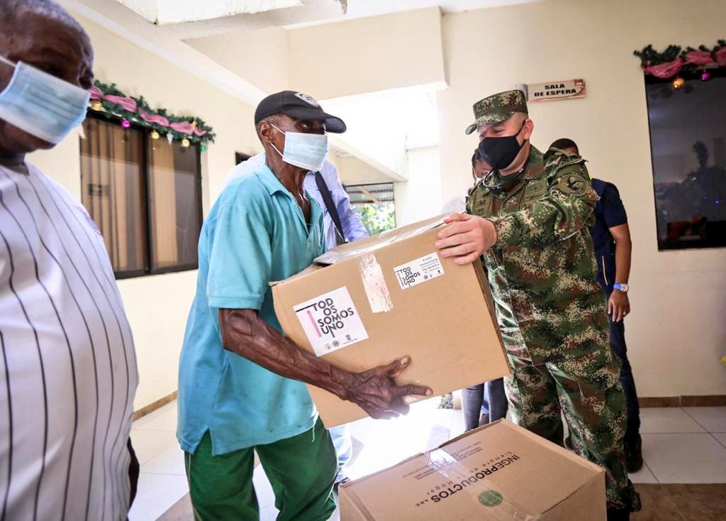 GralJuvenalDiaz's tweet photo. Con logística, personal y transporte, la #Brigada15 y el #Bapom4 se vincularon a la entrega de dos toneladas de donaciones hechas ayer por el @DAGRDMedellin y la @AlcaldiadeMed en el departamento del Chocó.
Nuestro compromiso con las comunidades más vulnerables es indeclinable. https://t.co/8hD0z4cQWW