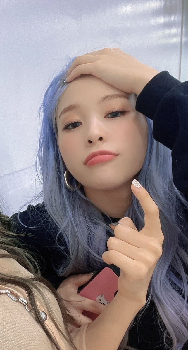 a gahyeon thread but everytime you scroll her purple hair gets more silver