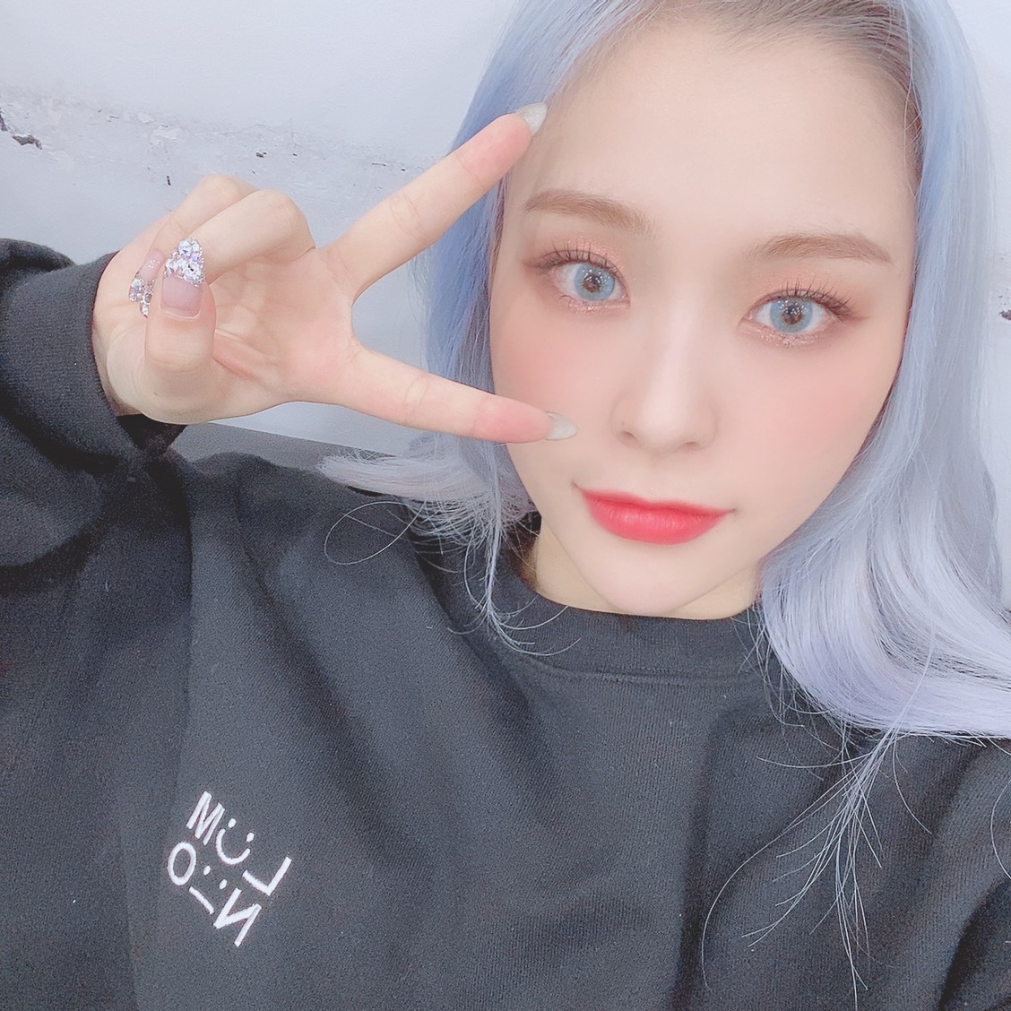 a gahyeon thread but everytime you scroll her purple hair gets more silver