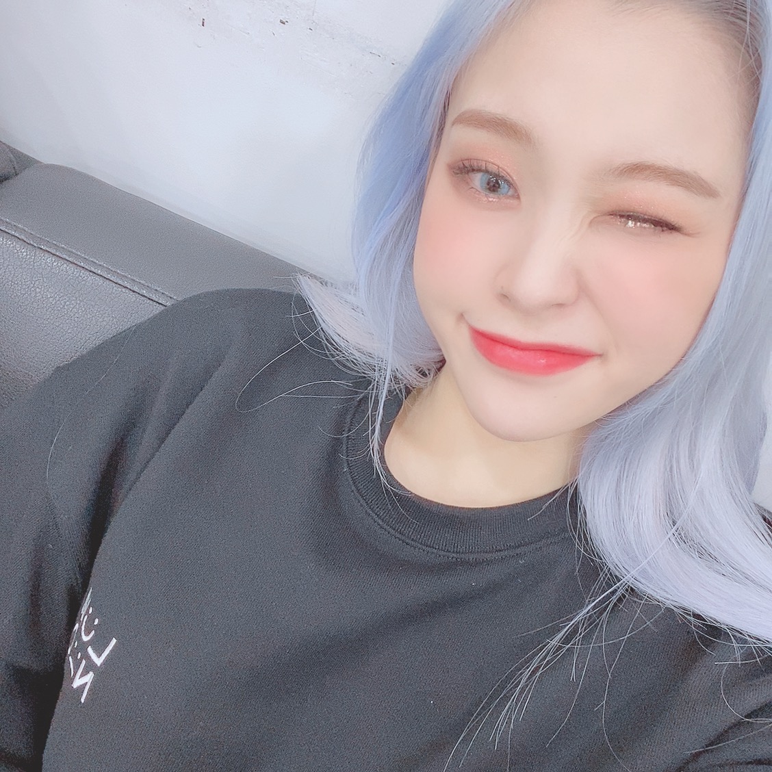 a gahyeon thread but everytime you scroll her purple hair gets more silver